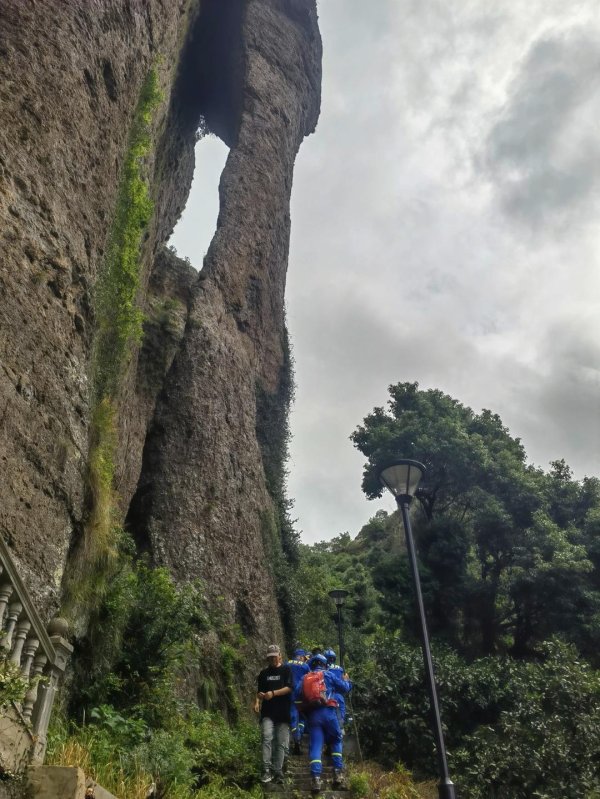 金盛网 浙江45岁男子独自登山失联7天，无人机找到时已遇难，生前是一名辅导班老师
